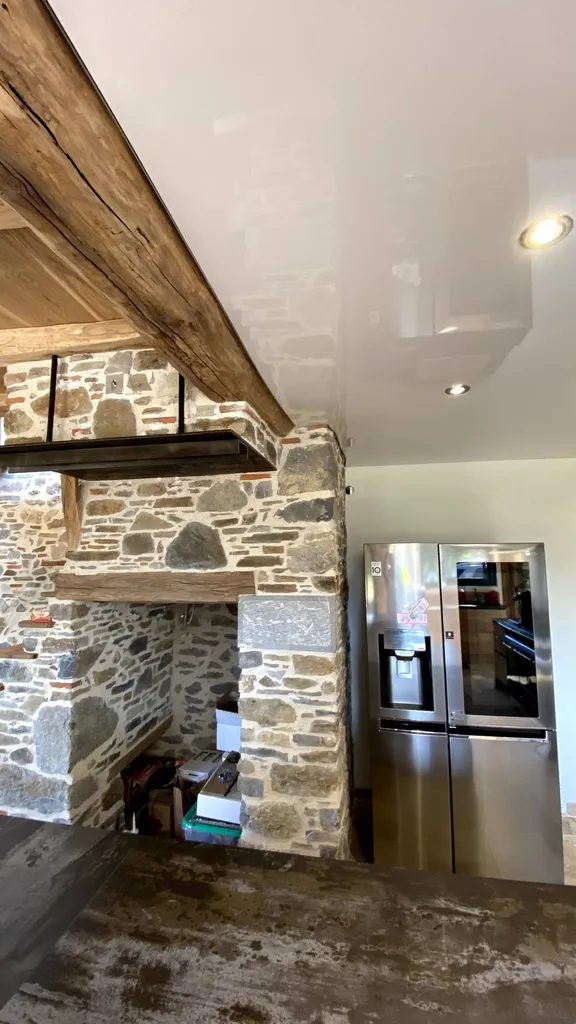 Faux-plafond tendu laqué brillant dans une cuisine ancienne - Montespan Haute-Garonne - Plafonds tendus Occitans Foix