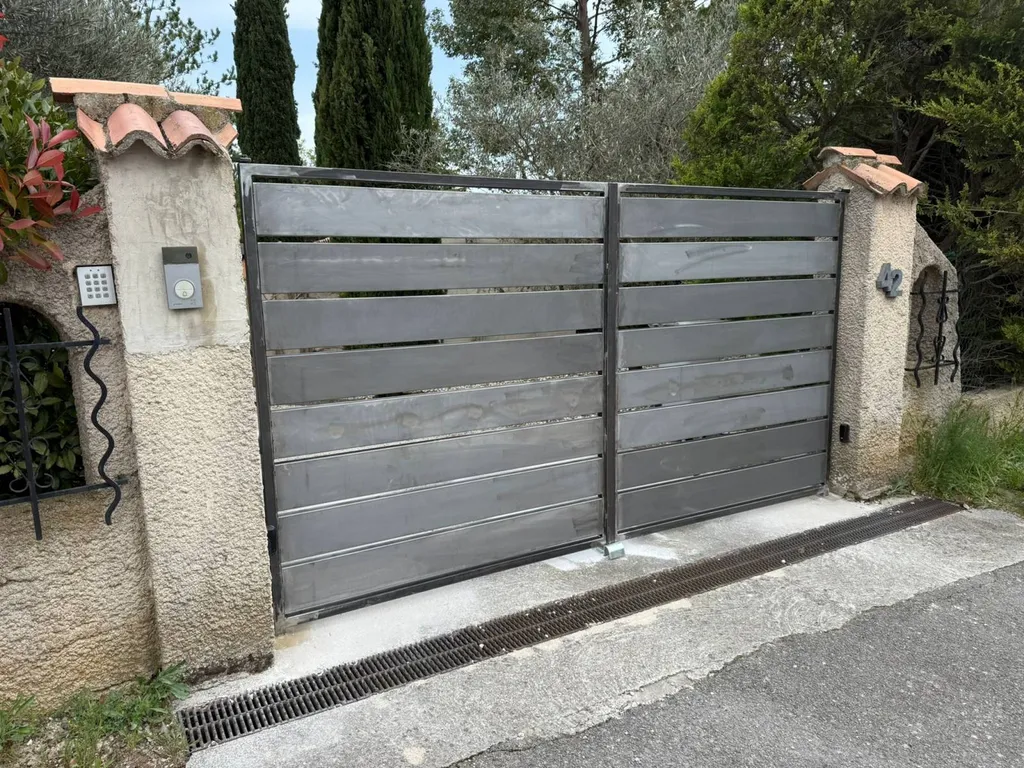 Fabrication et installation d’un portail battant sur-mesure en métal à Puyricard