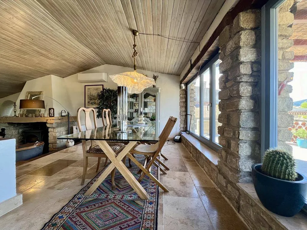 Majestueuse maison de village avec terrasse panoramique XXL   