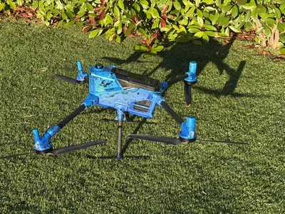 Solution de démoussage et nettoyage de toiture par drone pour syndics, collectivités et bâtiments professionnels de Béziers à Montpellier en Occitanie