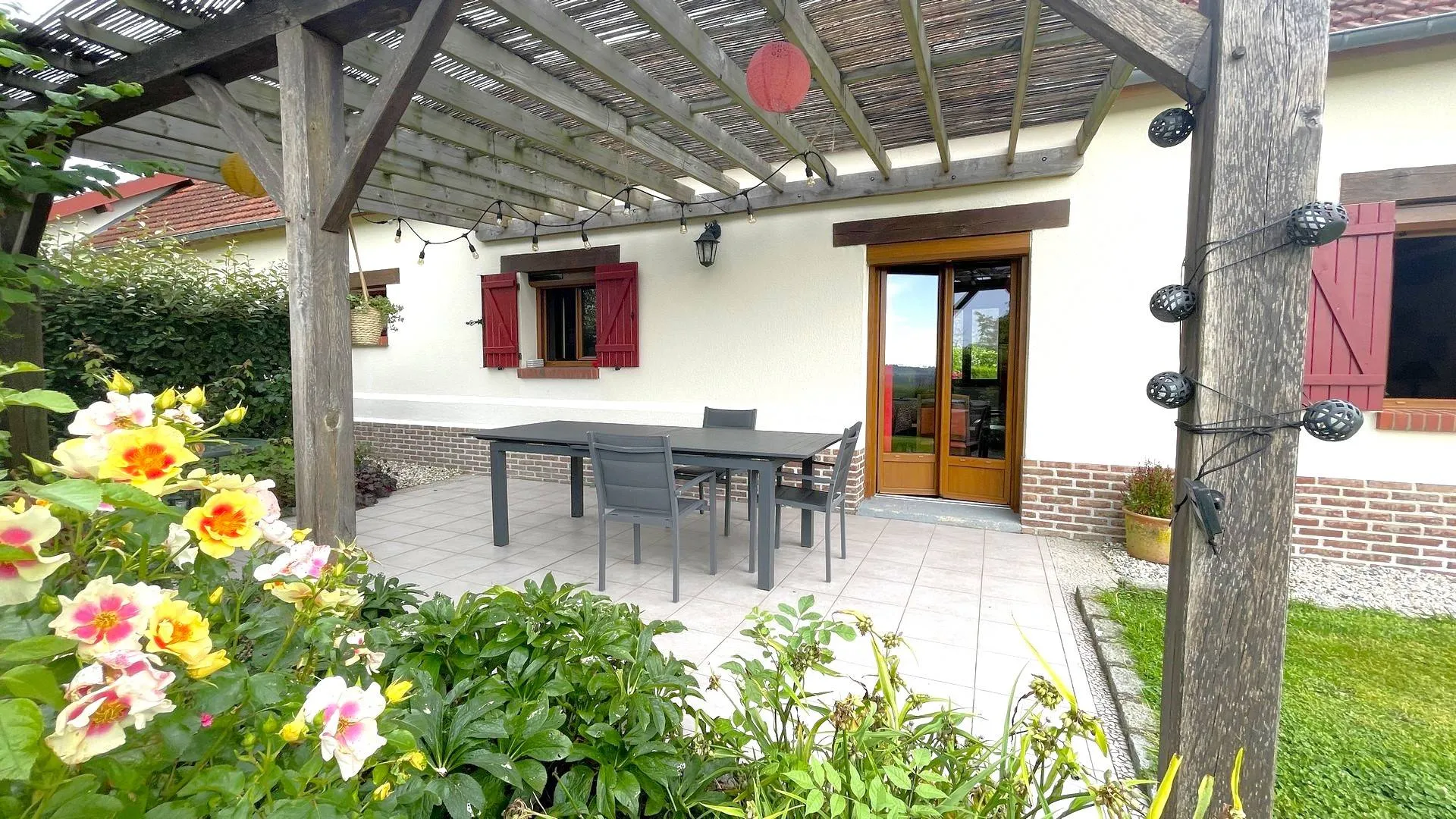 **Maison à vendre avec cuisine équipée** : Accès direct au jardin.