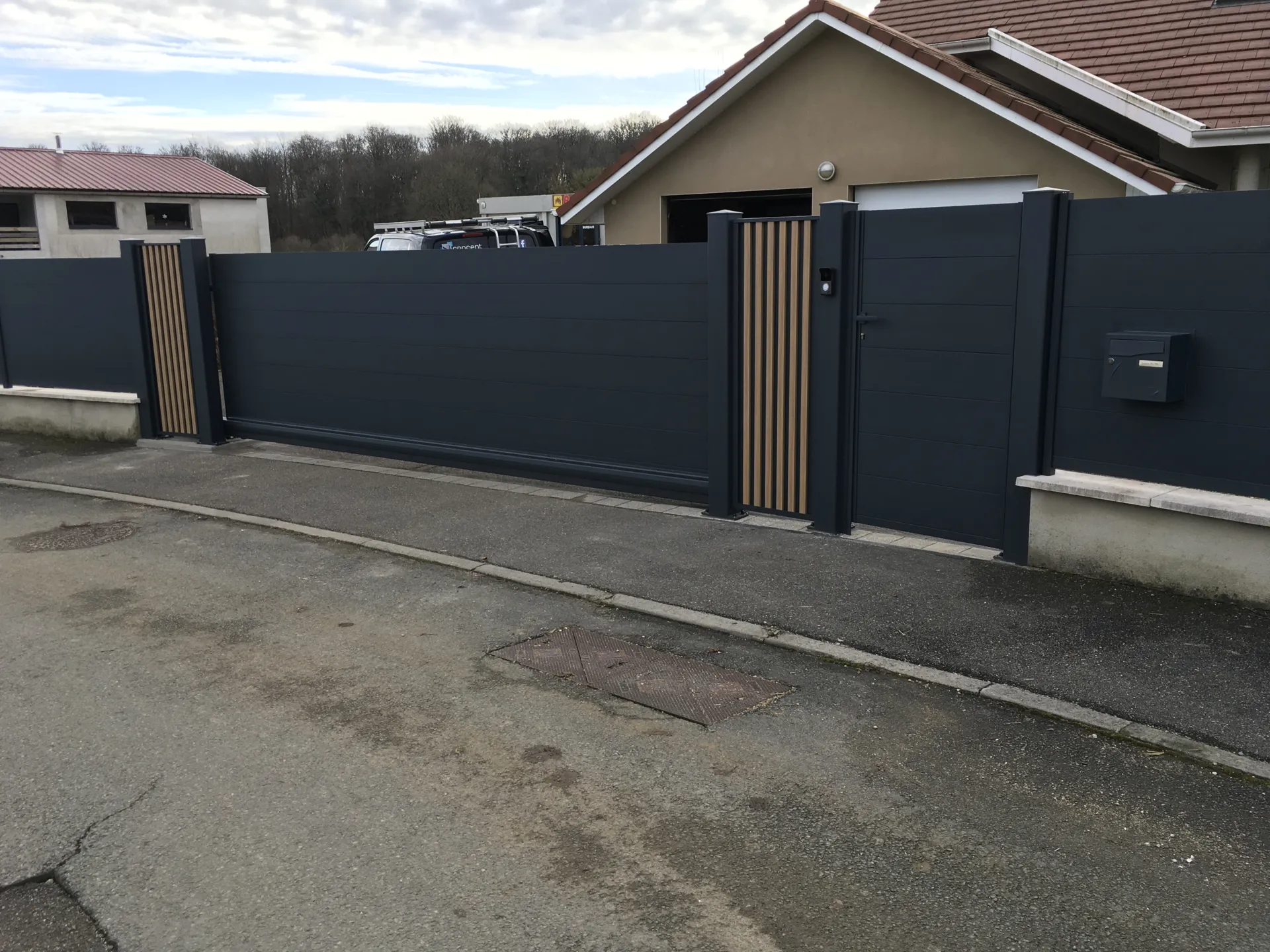 Conception et pose d'un portail de 5.30 m x 1.70 m avec portillon gris anthracite avec insertion de boîte aux lettres à Pérouse proche de Belfort