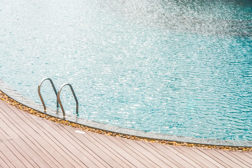 Construction de piscine de forme libre avec liner garanti 15 ans proche de Toulenne (33)