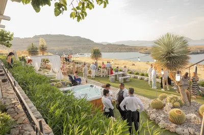 Réception de mariage rooftop à Lindos avec vue coucher de soleil