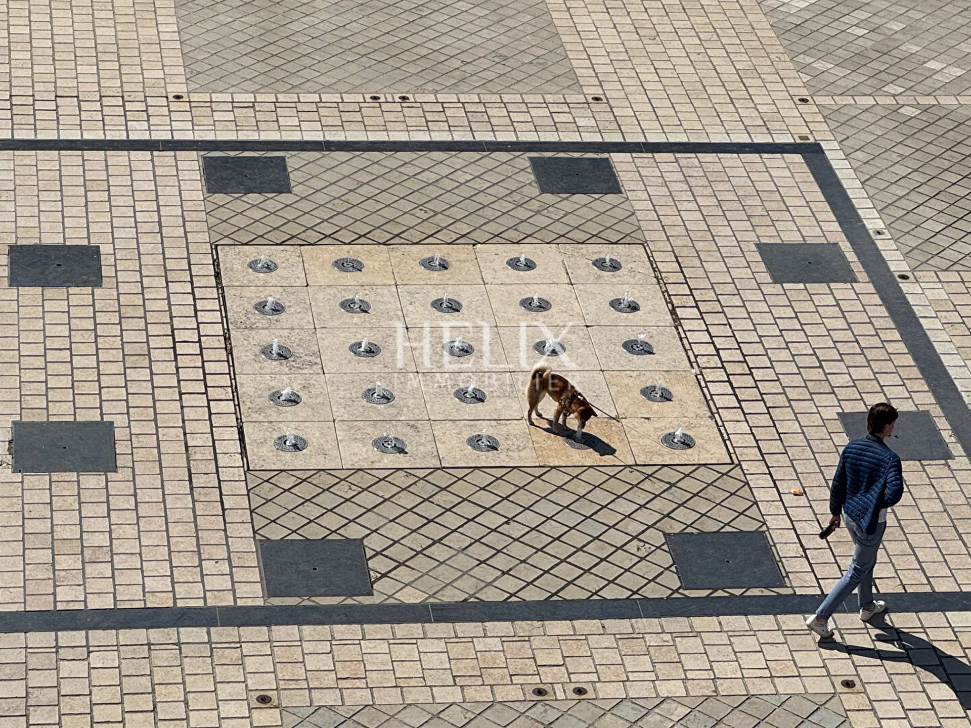 Idéal investisseur , un pied à terre à Saint Germain en Laye, un bel appartement entièrement refait à neuf situé au 4ème et dernier étage d'un immeuble ancien Place du marché, calme et tranquillité.