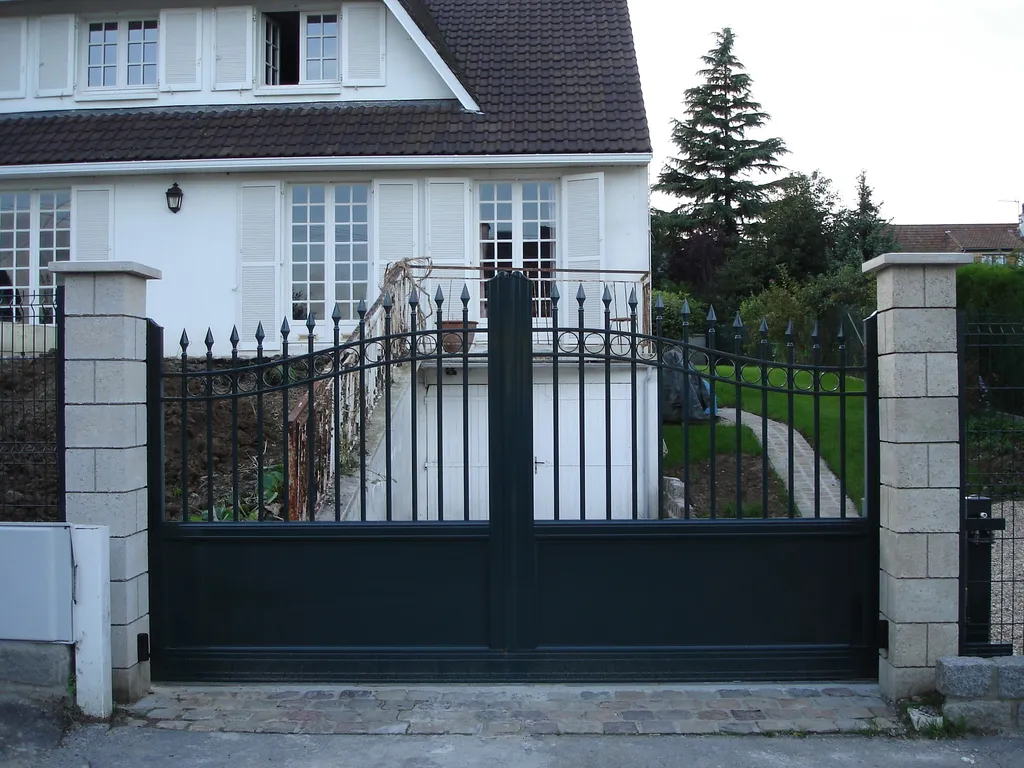 Installation de Portail en aluminium rétro à battants motorisés, Portillon coordonné et Clôtures à Bourgtheroulde dans l'Eure 27 et ses Alentours