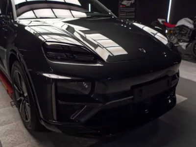 Pose du PPF film de protection XPEL sur le capot du Porsche Macan E 2025 pour une protection invisible contre les impacts