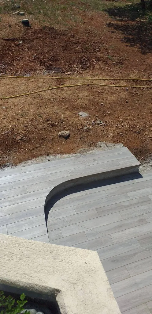 Construction d'une piscine avec local technique et terrasse sur mesure sur St Maximin