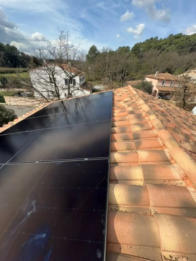 Pose de panneaux solaires sur toiture avec bac acier à partir de 6 990€