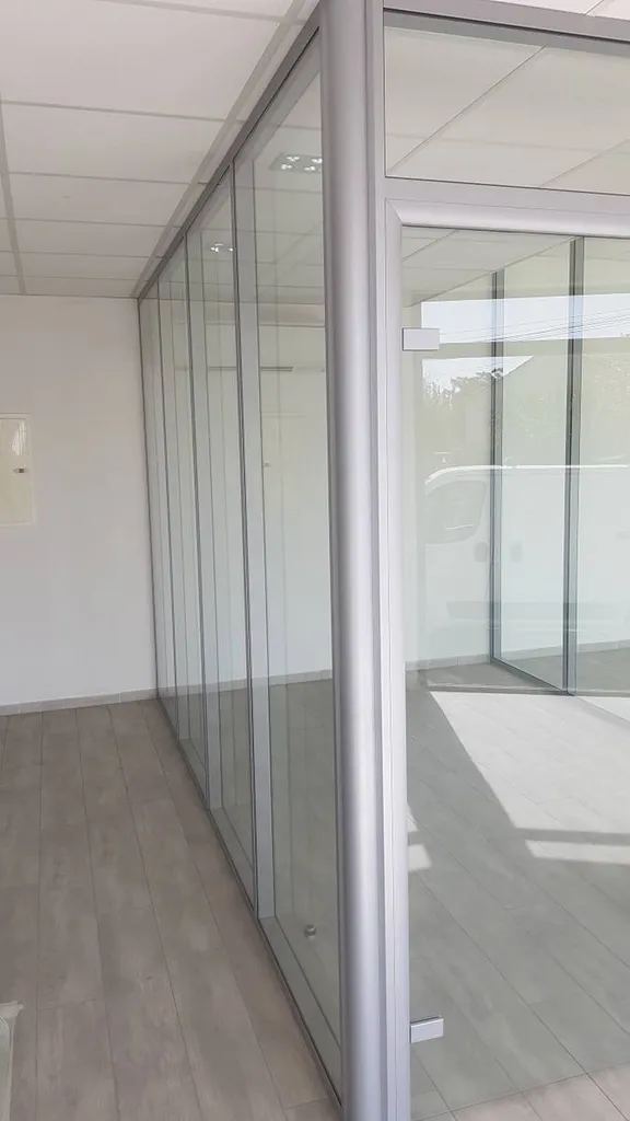 Aménagement d'un espace tertiaire avec des cloisons amovibles vitrées double vitrage à Nîmes