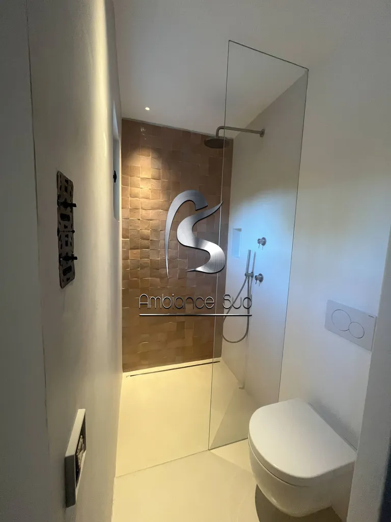 Comment réaliser une douche en béton ciré à Grimaud dans le Var ?