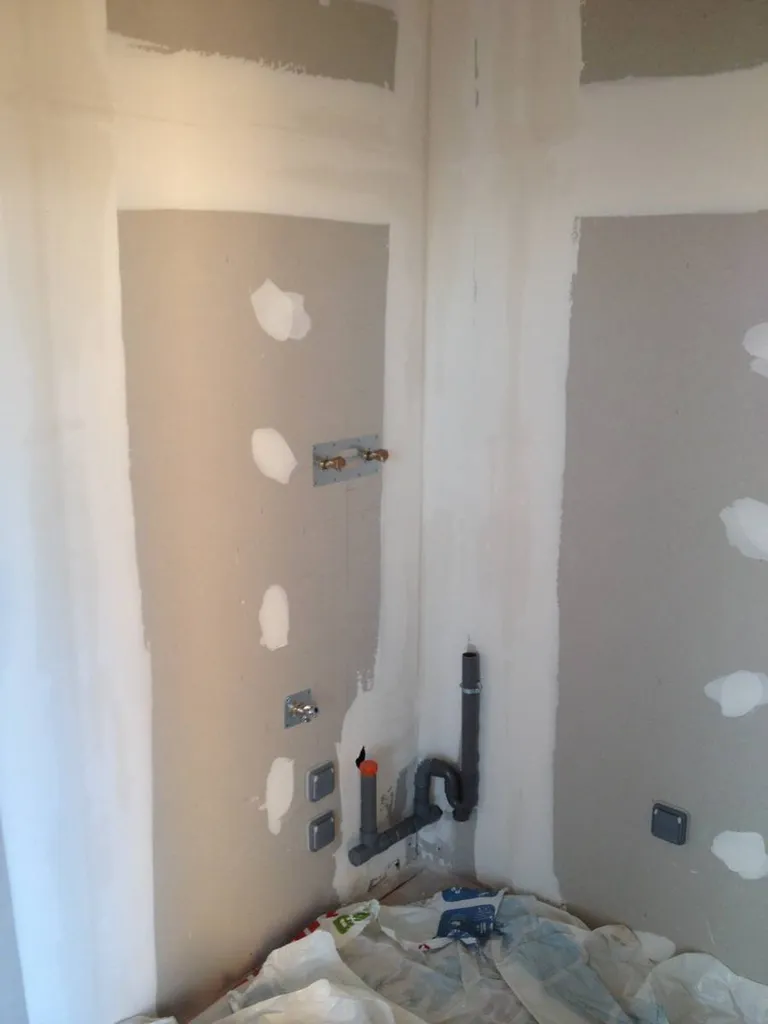 Préparation plomberie pour installation d'un lavabo à Caluire et Cuire