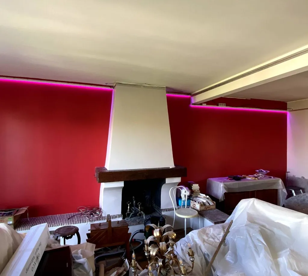 Séjour / salon : cheminée, poutre et bandeau lumineux à Toulouse - Plafonds Tendus Occitans Toulouse