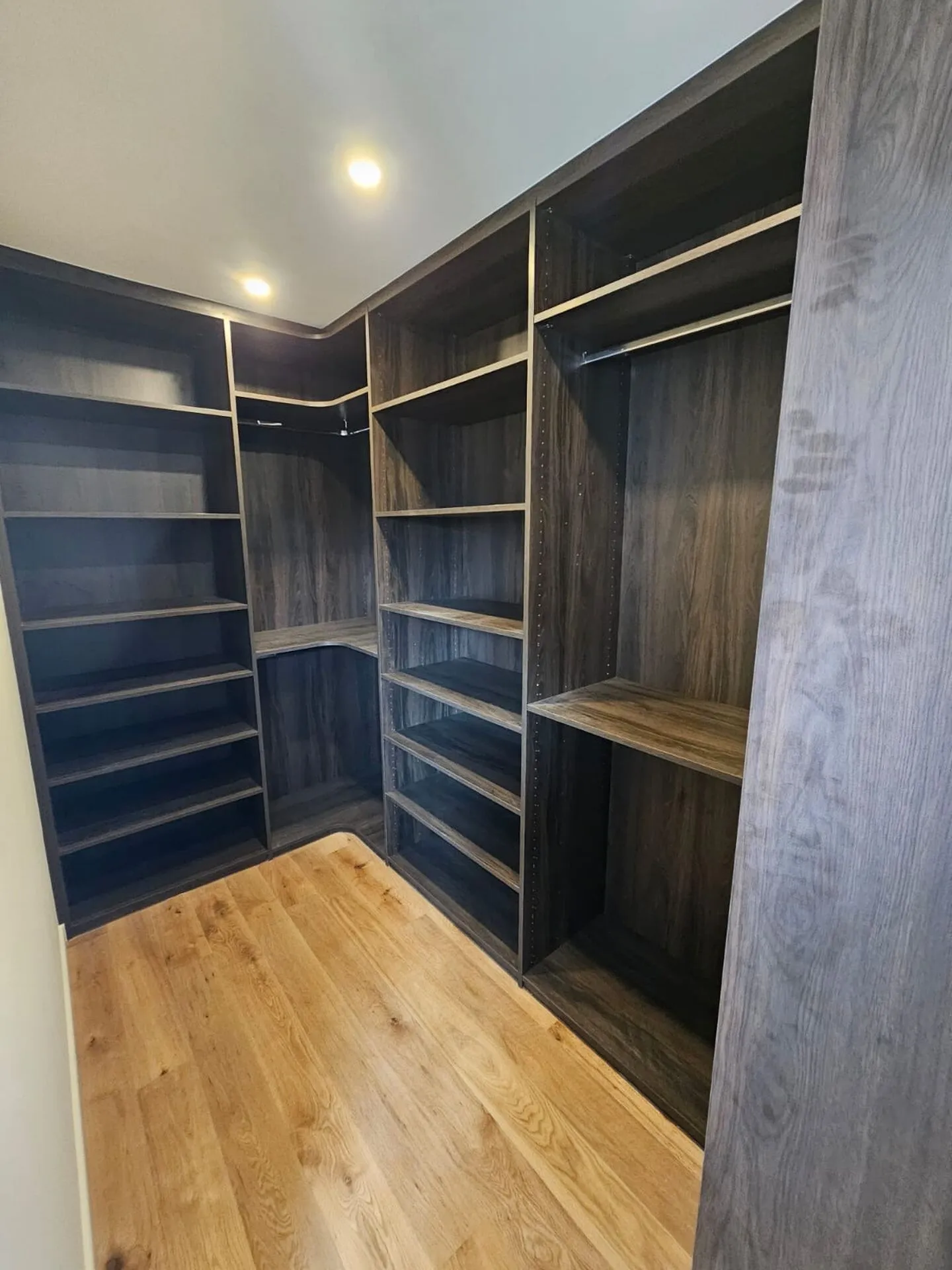 Installation d'un dressing sur mesure en bois à Carry-le-Rouet