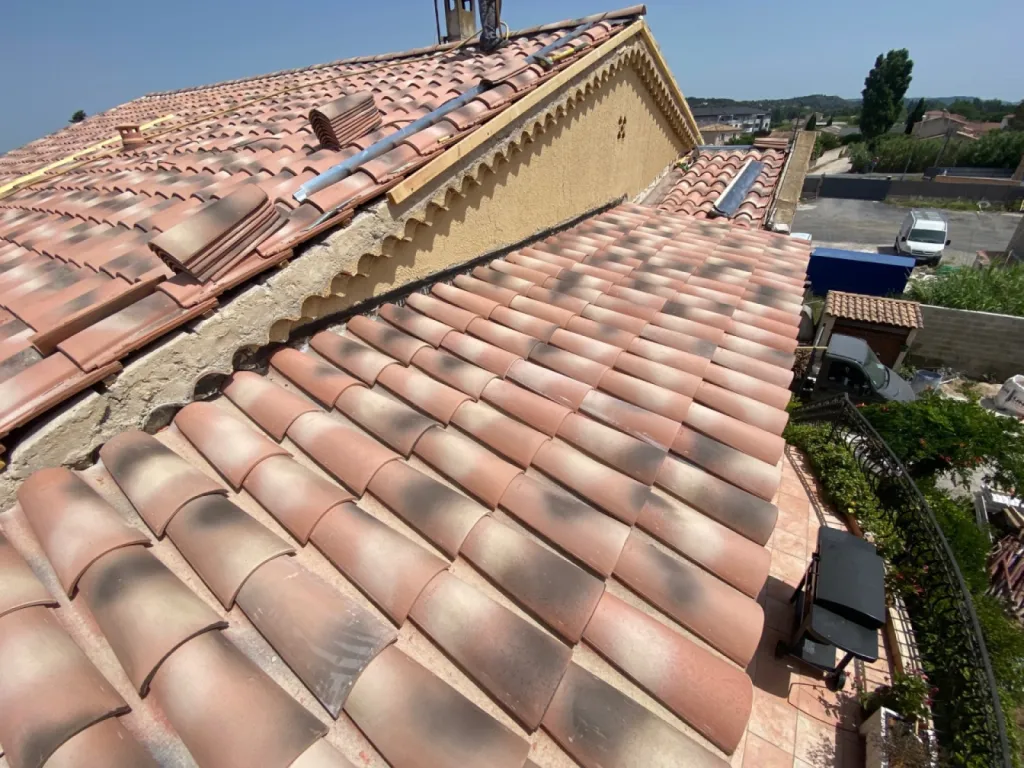 Changement d’une toiture de maison en tuiles Abeilles sur Martigues