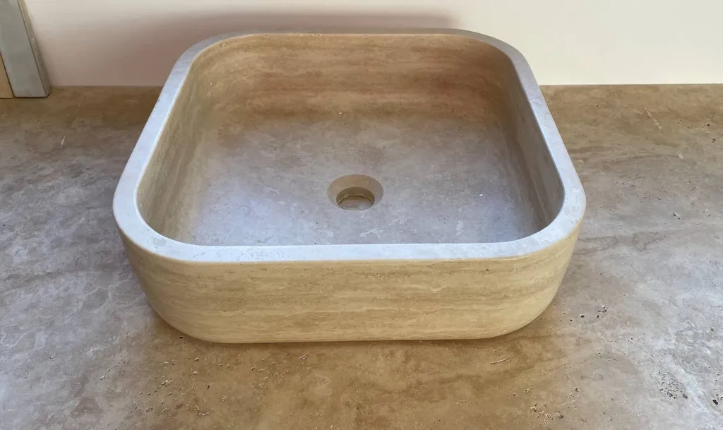 VASQUE EN TRAVERTIN BEIGE CARRE AU FORMAT 42 X 42 CM