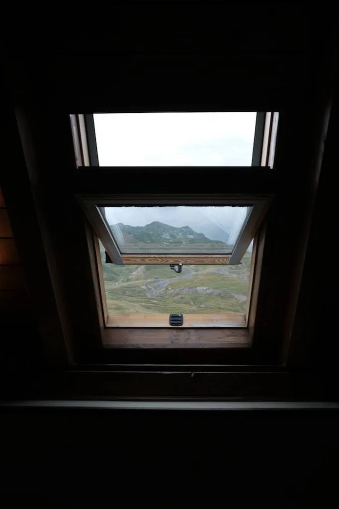 Remplacement et pose de fenêtre de toit Velux avec prix à Saint-Maur-des-Fossés pour améliorer la luminosité de vos espaces