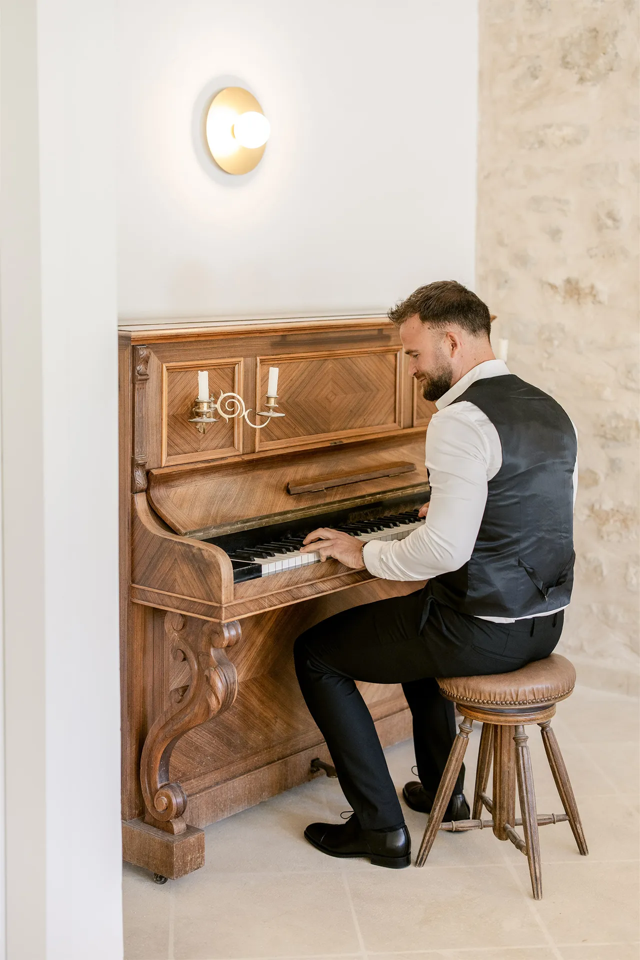 Location salle mariage chic en Provence accessible depuis la gare Avignon TGV : salle mariage avec hébergement 60 couchages et proche cour d'eau pour organisation de cérémonie laïque