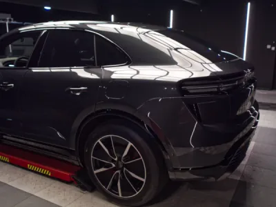 Le PPF film de protection XPEL protège durablement le pare-chocs du Porsche Macan E 2025 contre les projections et micro-rayures