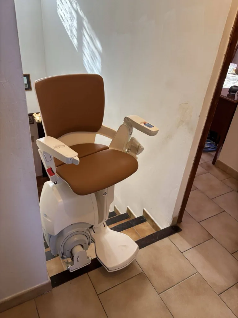 Pivot motorisé sur ce fauteuil monte escalier OTOLIFT smart à six Fours entre Marseille et Toulon