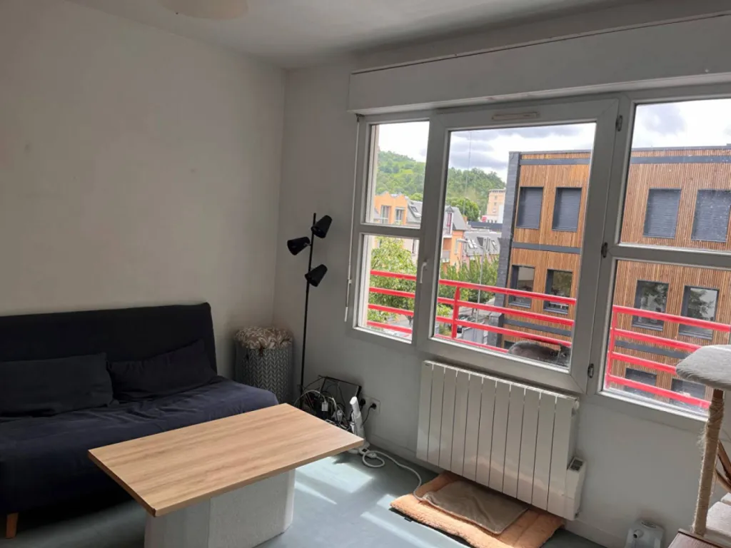 Situé au 2ème étage avec ascenseur