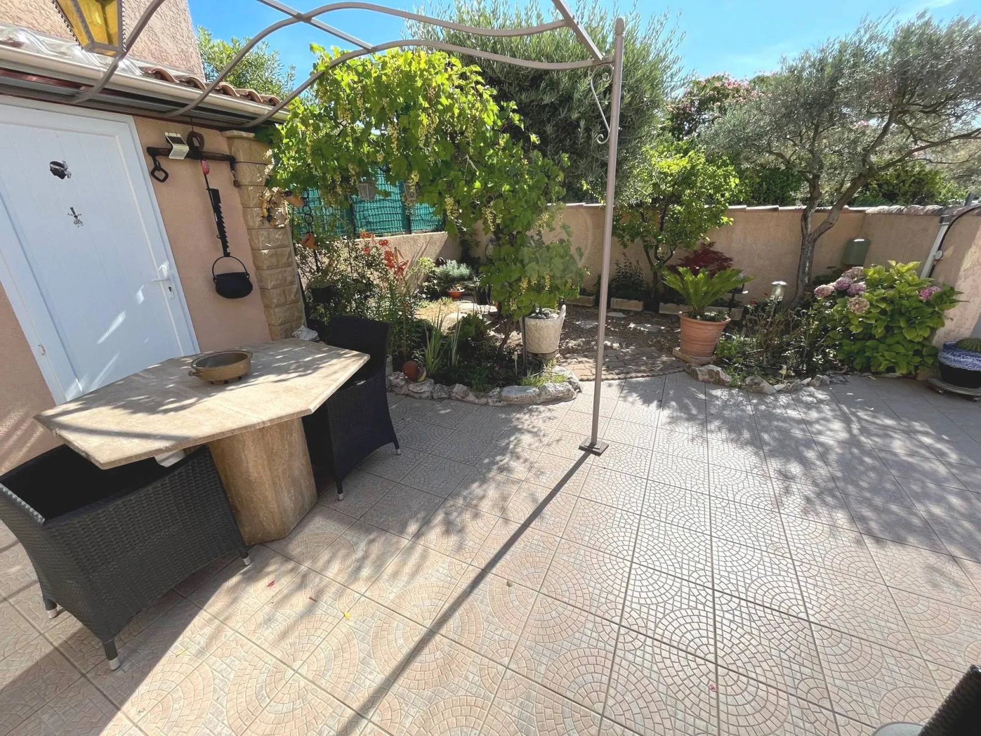 Maison à vendre Roquefort la Bédoule commerces et écoles à pieds, terrain paysager avec jacuzzi