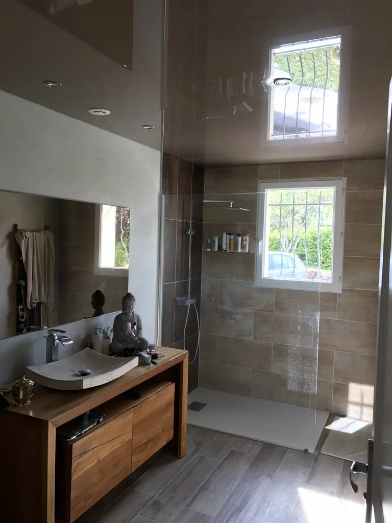 Plafond tendu laqué BARRISOL dans salle de bains - Plafonds Tendus Occitans - Mauvezin