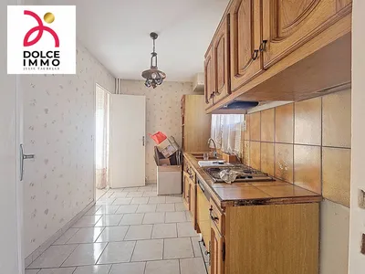 Jardin arboré sur trois côtés, parfait pour créer un espace extérieur convivial.