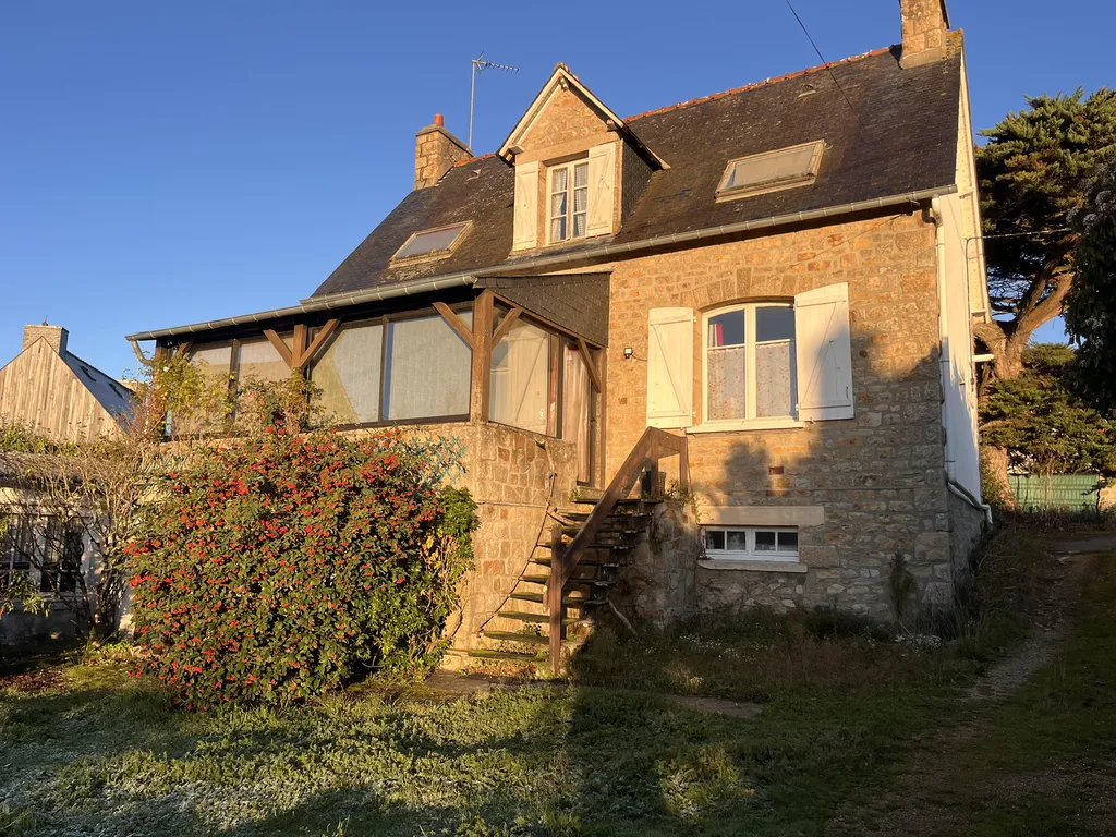 2593 - Maison en pierre à 1 km du port