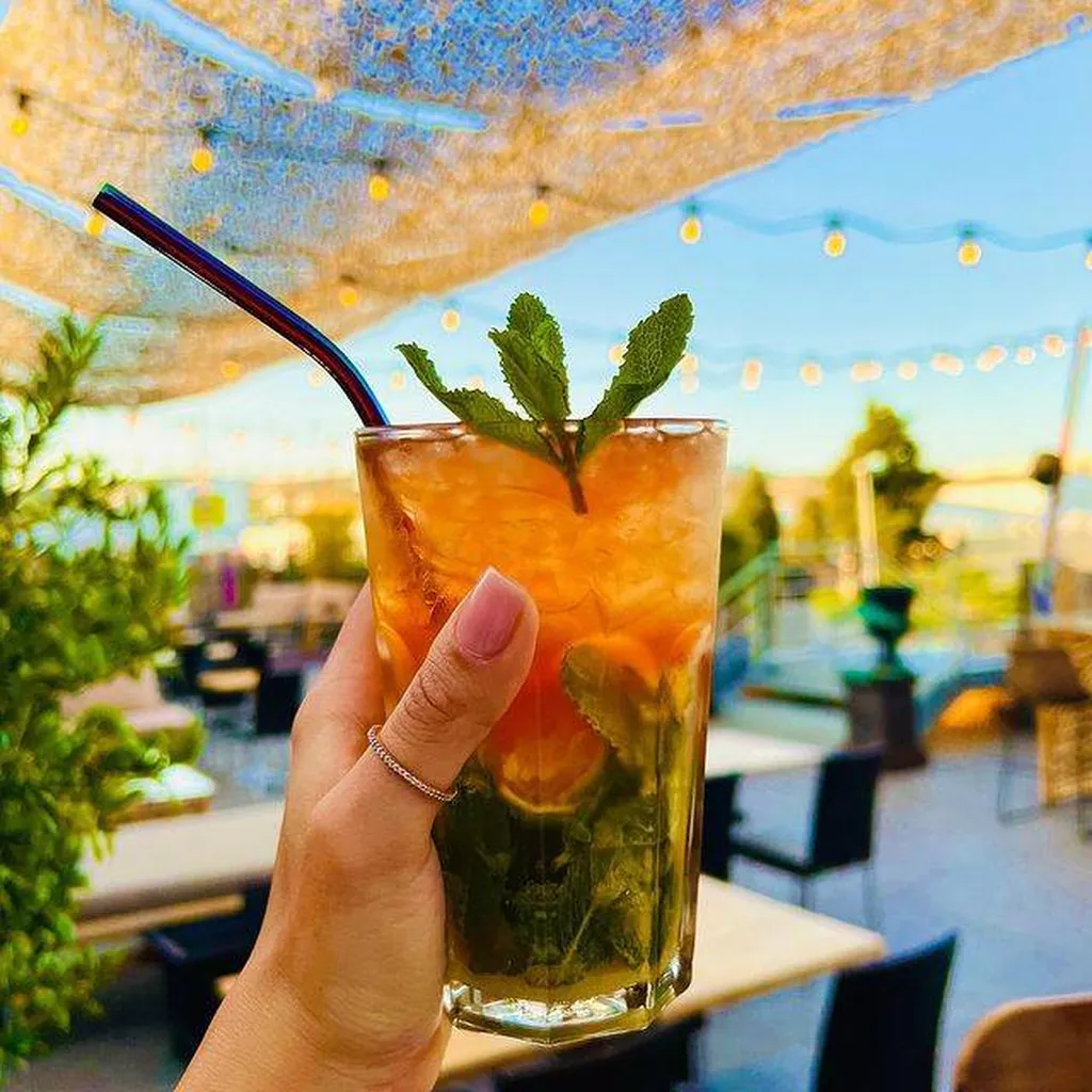 Restaurant avec rooftop extérieur et terrain de pétanque à Marseille