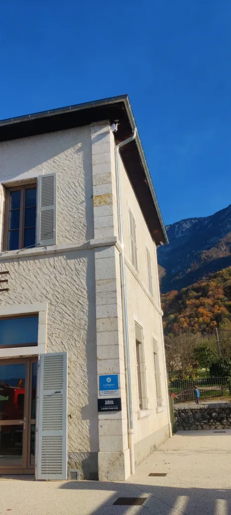 Mise en place d'un système de vidéosurveillance AVIGILON sur la ville de La Rivière pour la surveillance dans le village depuis des bâtiments municipaux et transmission par antenne radio