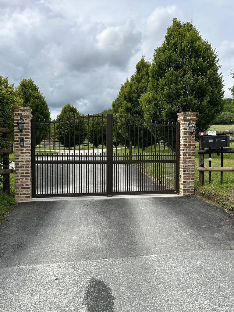 Installation de Portail Alu Battant Rétro Motorisé, Modèle Sur-Mesure et Authentique à Bourgtheroulde dans l'Eure 27 et Bosroumois