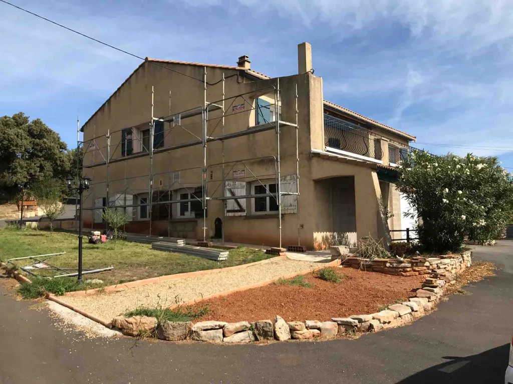 Torchis gratté à l'ancienne avec chaînes d'angle et encadrements sur villa traditionnelle à Poussan proche de Sète