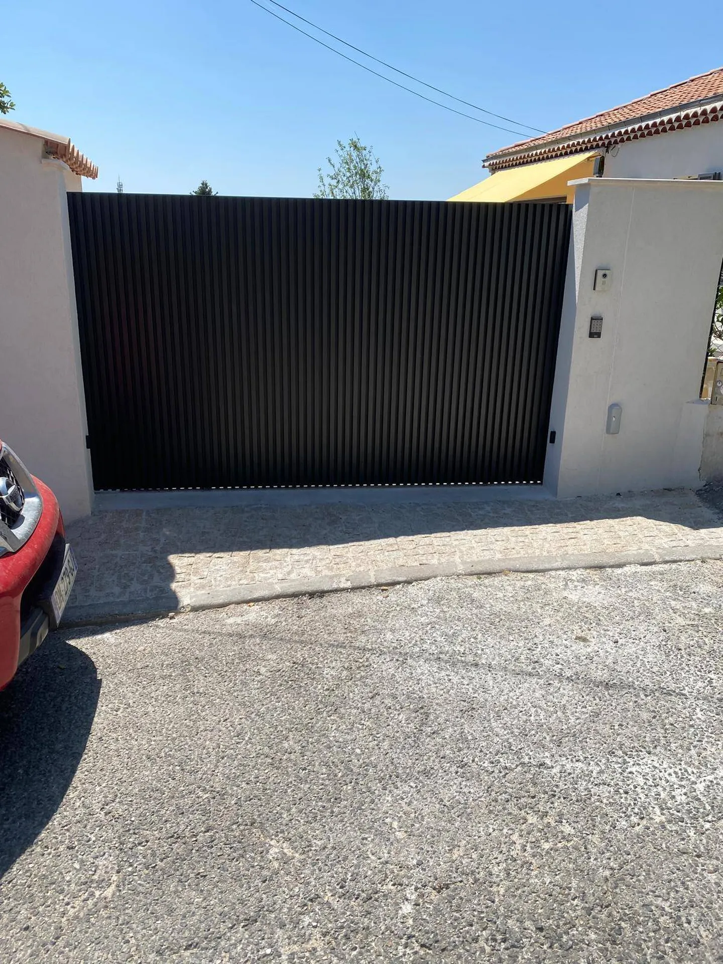 Nouvelle installation de portail motorisé sur mesures en aluminium à Aix en Provence