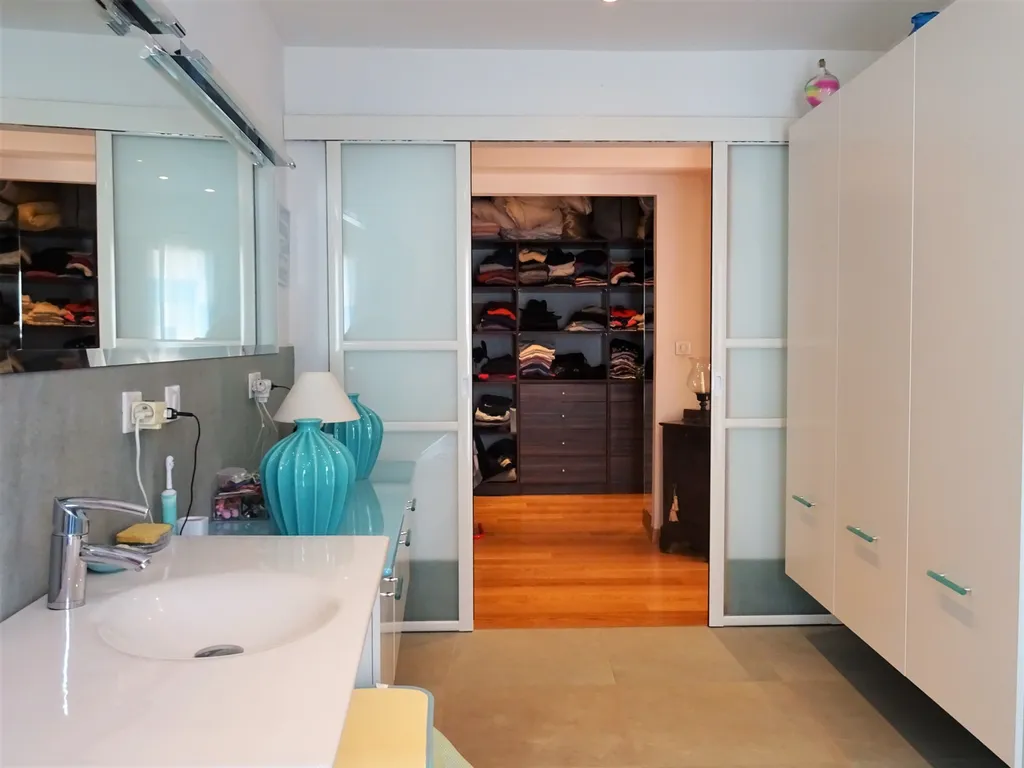 VILLENEUVE-LES-AVIGNON, maison contemporaine avec piscine et annexes dans quartier recherché   