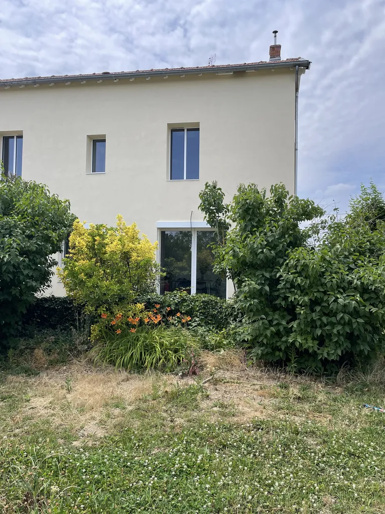 Vue extérieure après ouverture du mur porteur avec installation d’une baie vitrée à galandage à Belleville-en-Beaujolais (Rhône – 69), créant un accès direct et lumineux vers l’extérieur