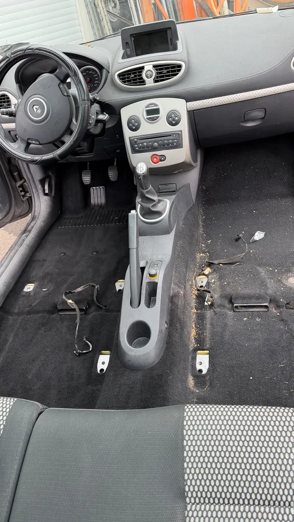 Spécialiste du nettoyage intérieur Renault Clio 3 en profondeur à Saint-Étienne avec décontamination tissus et élimination des odeurs dans la Loire