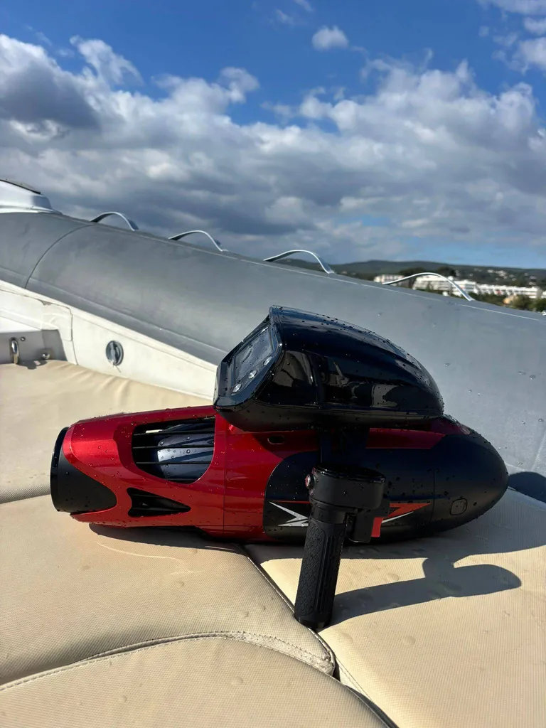 Explore the sea with the Sea Toy during your boat trip from La Ciotat with L’Eden Boat