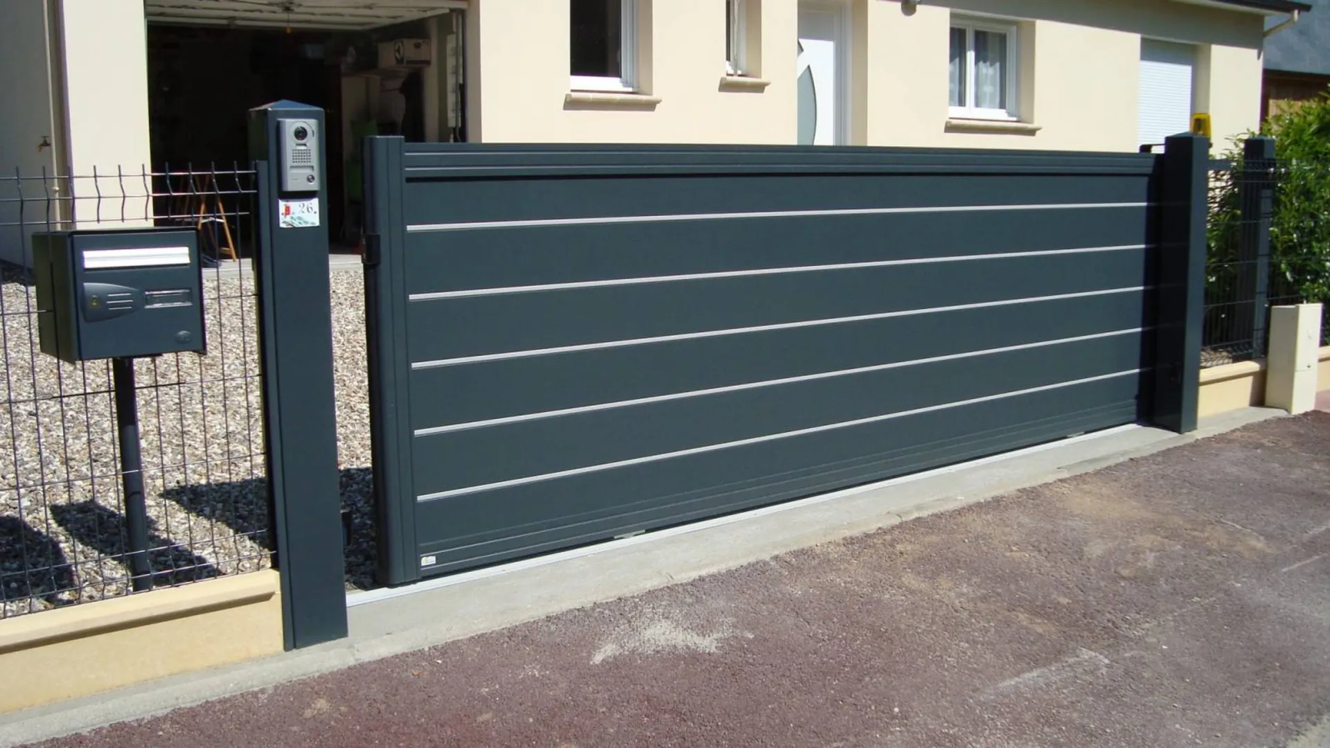 Pose d'un portail motorisé coulissant en aluminium à Honfleur 14