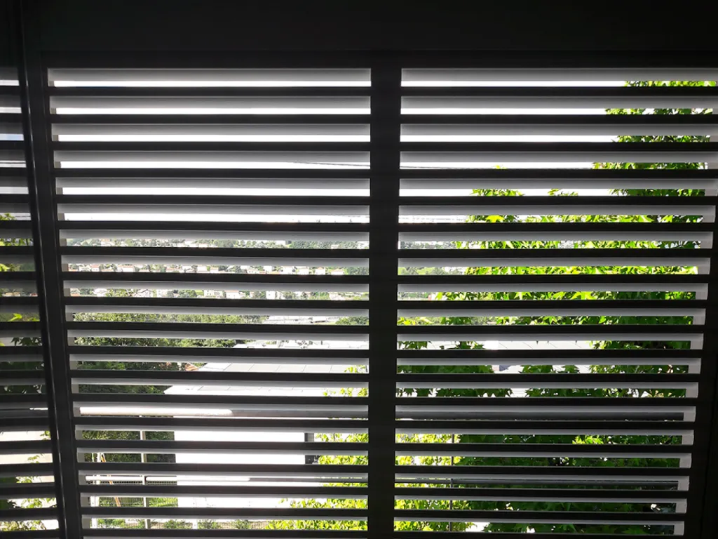 Installation d’un store intérieur horizontal noir à Langon