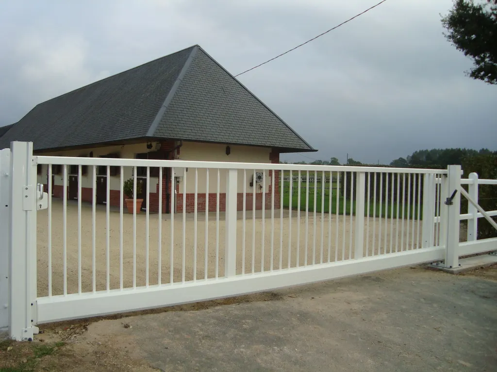 Installation de Portail Coulissant en Aluminium Motorisé, Modèle Sur-Mesure à Cabourg dans le Calvados 14 et Dives-sur-Mer