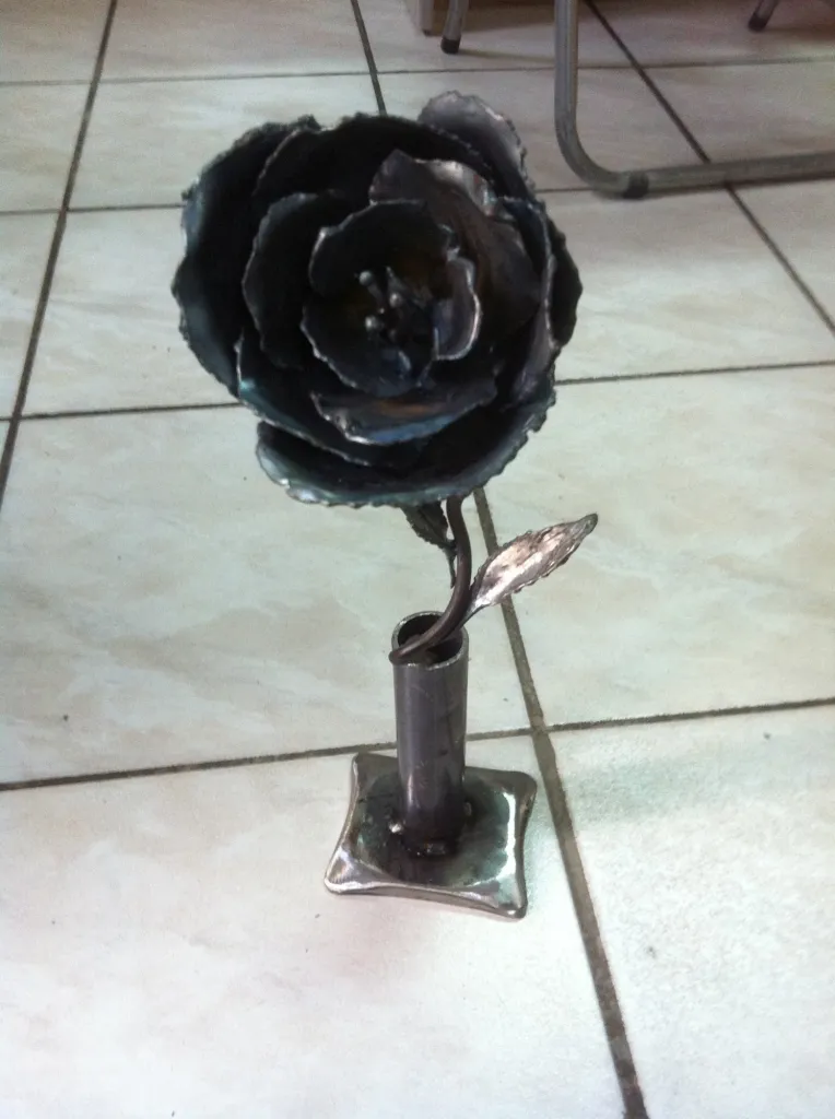 ROSE EN FER FORGE FABRIQUEE A LA MAIN A MARTIGUES BDR