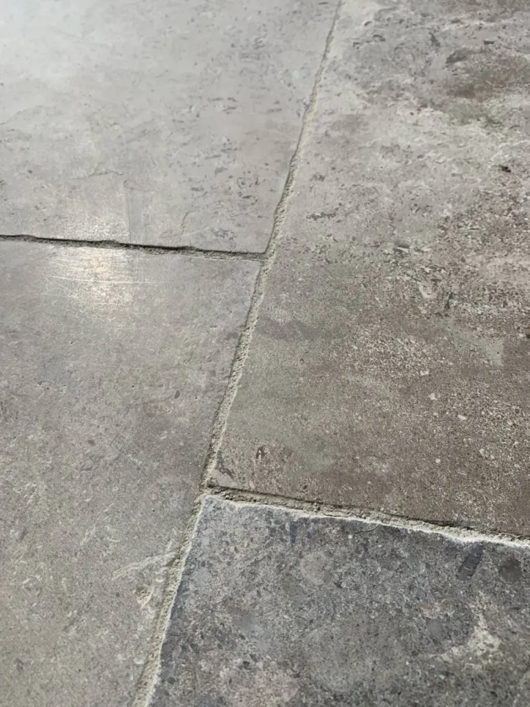 Le Travertin, au 36 Le Travertin, au 36 rue de Bourgogne à Paris, pierre de Dordogne. Quelle pierre choisir pour mon sol ? 