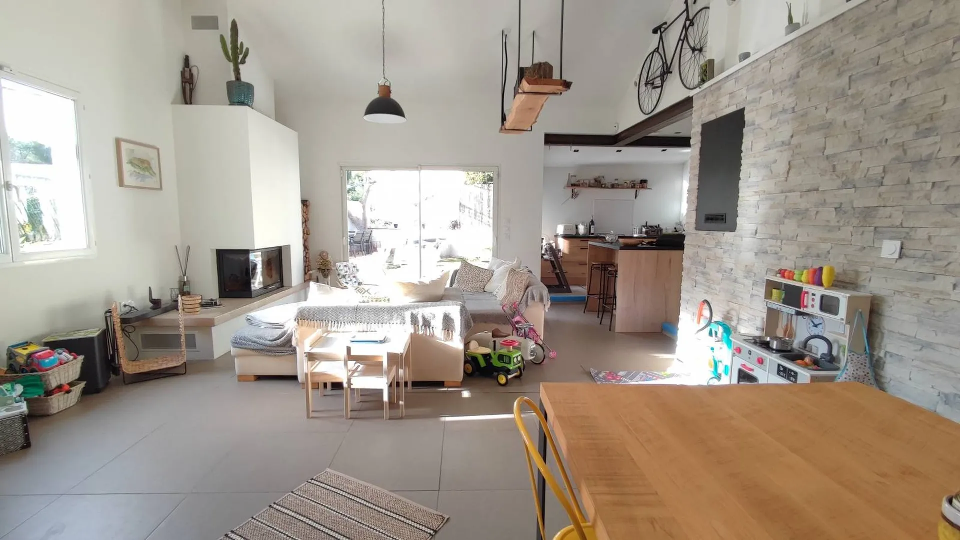 Vente maison individuelle T3/4 Cassis  en très bon état avec parkings sur terrain plat et clos