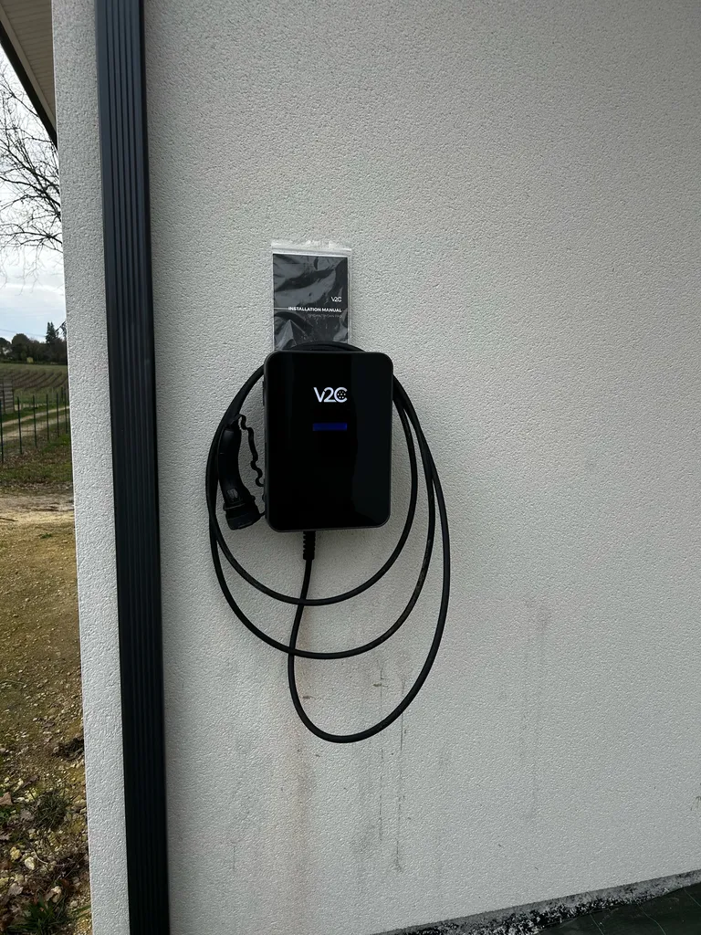 À Villenave d'Ornon 33 en Gironde, installation d'une borne de recharge V2C Trydan triphasée 11 kW pour Skoda Enyaq chez un particulier.
