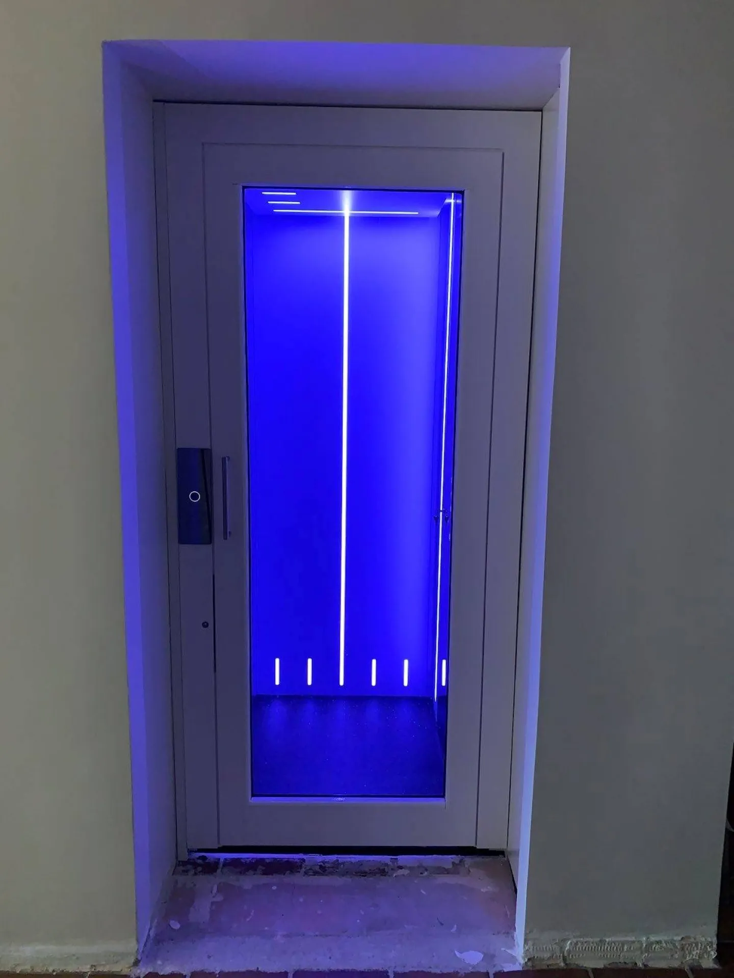 Exemple d'ambiance lumineuse pour cet ascenseur de maison intérieur sur 3 niveaux à Carry le Rouet près de Marseille