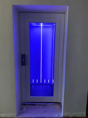 Exemple d'ambiance lumineuse pour cet ascenseur de maison intérieur sur 3 niveaux à Carry le Rouet près de Marseille