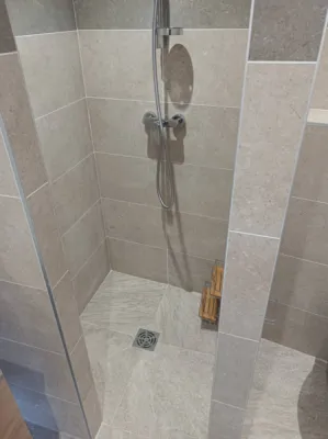 Douche a l'italienne avec barre de douche Grohé