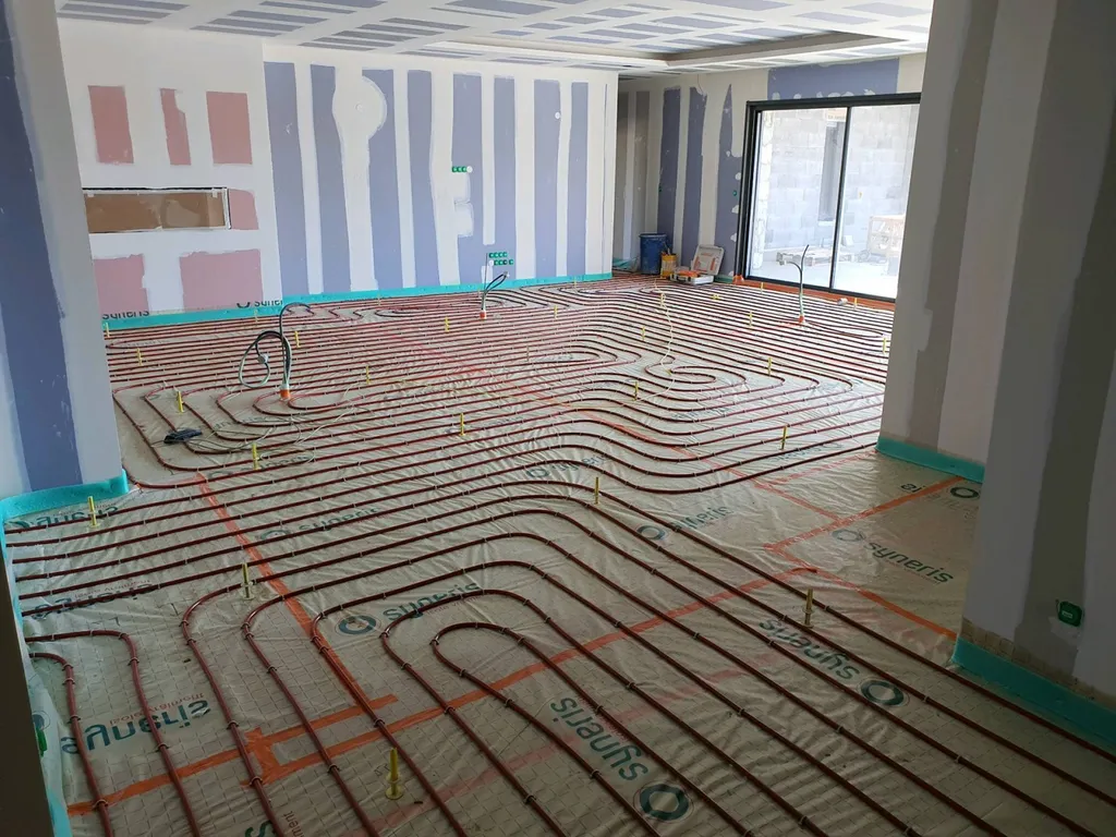 Installation de chauffage au sol dans un maison avec pompe à chaleur à Pusignan dans le 69