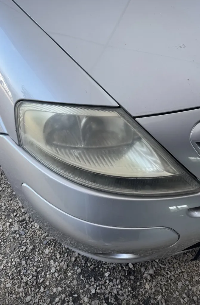 Rénovation complète des phares ternis d'une Fiat Panda grise pour passer le contrôle technique à Saint-Julien-en-Genevois en Haute-Savoie